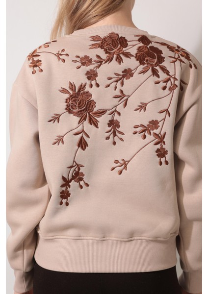 Bej Arkası Gül Nakışlı Bisiklet Yaka Sweatshirt - 2432