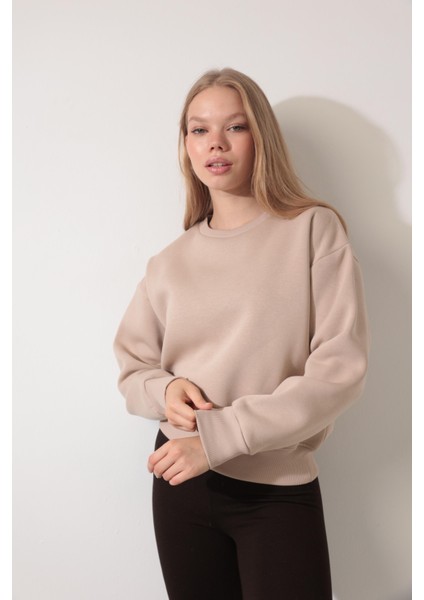 Bej Arkası Gül Nakışlı Bisiklet Yaka Sweatshirt - 2432