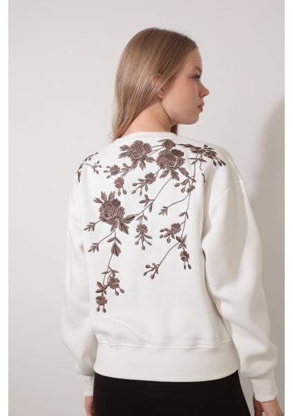 Ekru Arkası Gül Nakışlı Bisiklet Yaka Sweatshirt - 2432