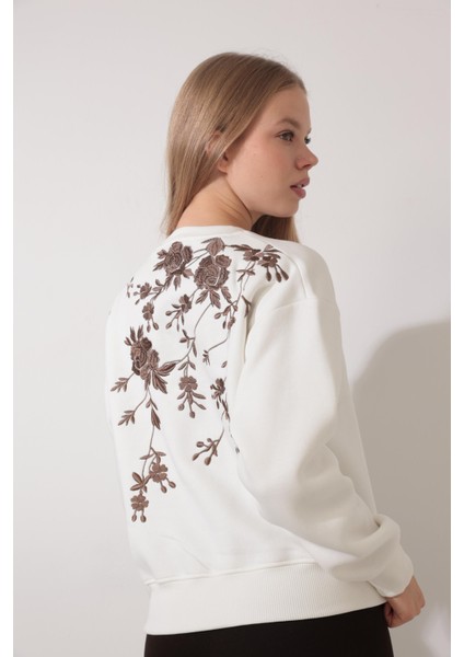 Ekru Arkası Gül Nakışlı Bisiklet Yaka Sweatshirt - 2432 indirimleri