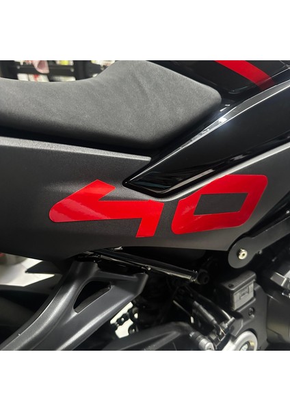 CFMOTO 450SR Arka Kuyruk Altı "40" Orjinal Sticker Etiket Tasarım Modeli Kırmızı