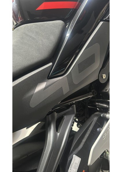 CFMOTO 450SR Arka Kuyruk Altı "40" Orjinal Sticker Etiket Tasarım Modeli Kırmızı fiyatları
