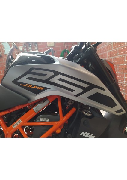 Duke 250 Sağ Yan Grenaj Orijinal Tasarım Sticker Etiket Modeli
