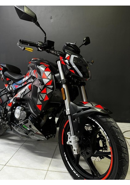 Benelli 125S Neon Turuncu ve Gümüş Gri Parçalı Üçgen Desenli Sticker Etiket Modeli fırsatları