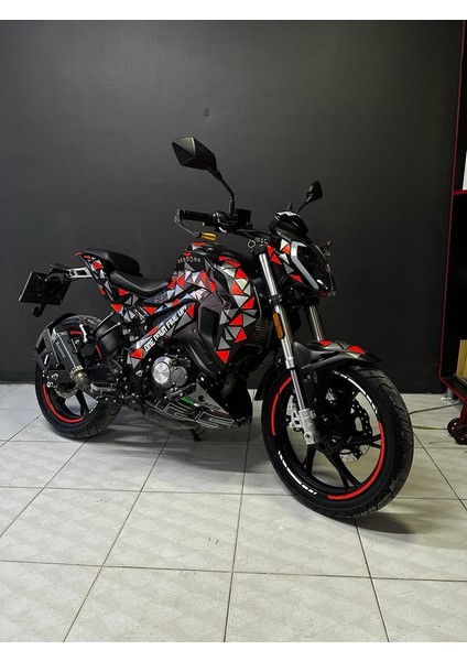 Benelli 125S Neon Turuncu ve Gümüş Gri Parçalı Üçgen Desenli Sticker Etiket Modeli indirimleri
