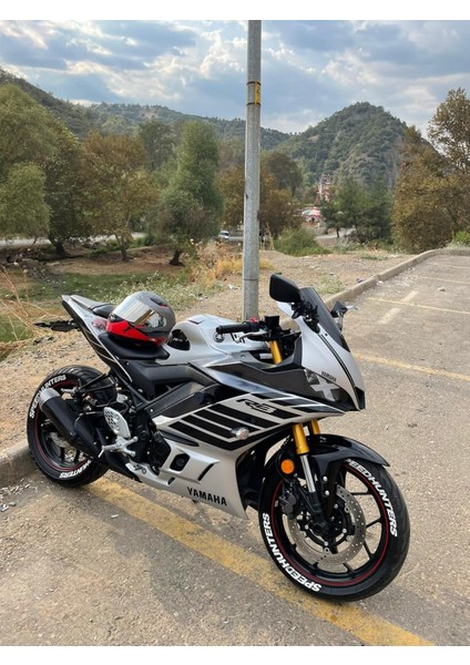 Gri YZF-R25 Üzeri Siyah R3 Sticker Modeli