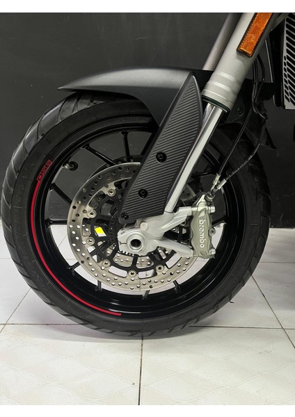 Ducati Multistrada Ön Çamurluk Karbon Sticker Etiket Modeli