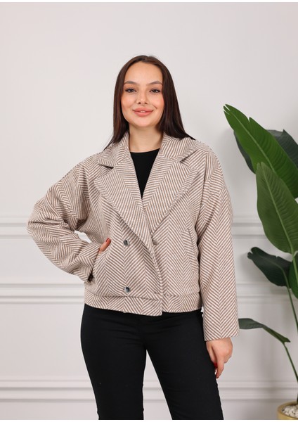 Kadın Balık Sırtı Düğmeli Kısa Kaşe Kaban