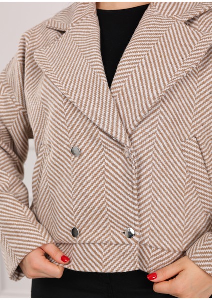 Kadın Balık Sırtı Düğmeli Kısa Kaşe Kaban modelleri