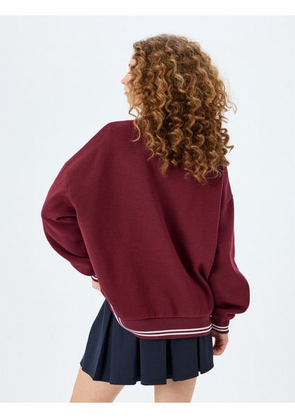 V Yaka Kolej Baskılı Biyeli Şardonlu Oversize Sweatshirt fırsatları