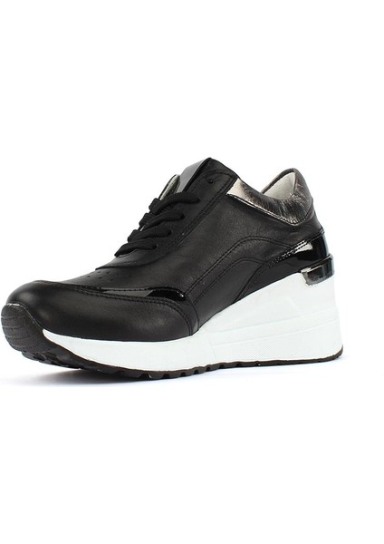 Kadın Siyah Bağcıklı Parlak Deri Sneaker fırsatları