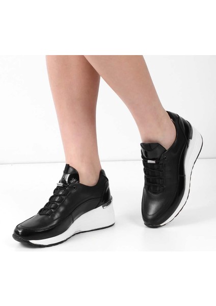 Kadın Siyah Bağcıklı Kalın Tabanlı Deri Sneaker