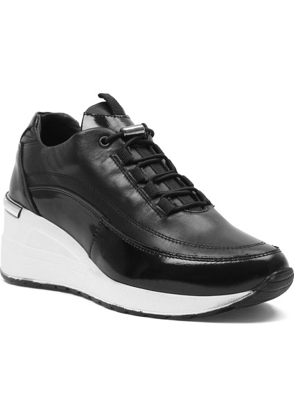 Kadın Siyah Bağcıklı Kalın Tabanlı Deri Sneaker