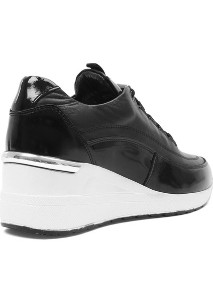 Kadın Siyah Bağcıklı Kalın Tabanlı Deri Sneaker