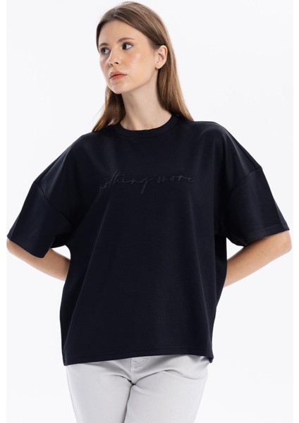 Bisiklet Yaka Oversize Emboss Baskılı Kadın T-Shirt