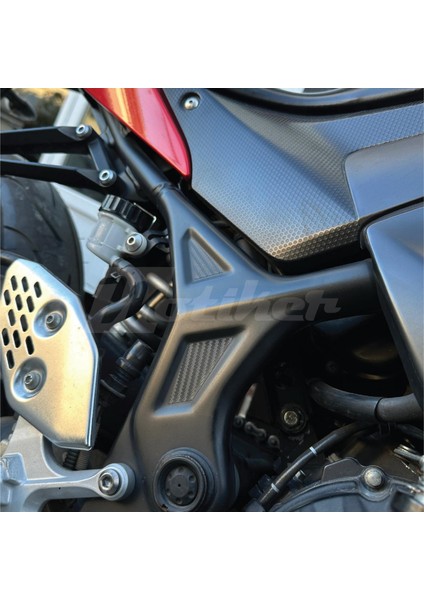 Yamaha Yzf R25-R3 Şase Üzeri Karbon Detay Sticker Etiket Modeli