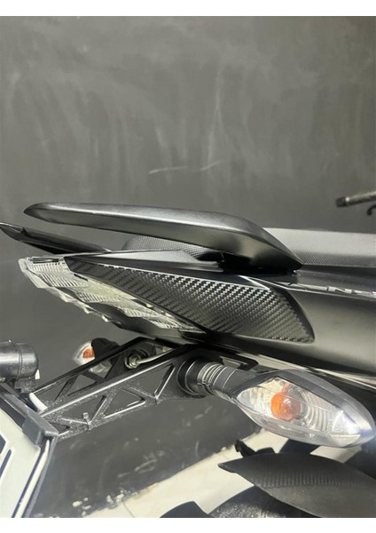NS200 Arka Kuyruk Karbon Sticker
