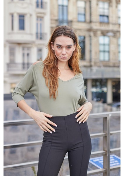 Kadın V Yaka Omuzu Dekolteli Kapri Truvakar Kol Hafif Likralı Kumaş Bluz-Haki modelleri