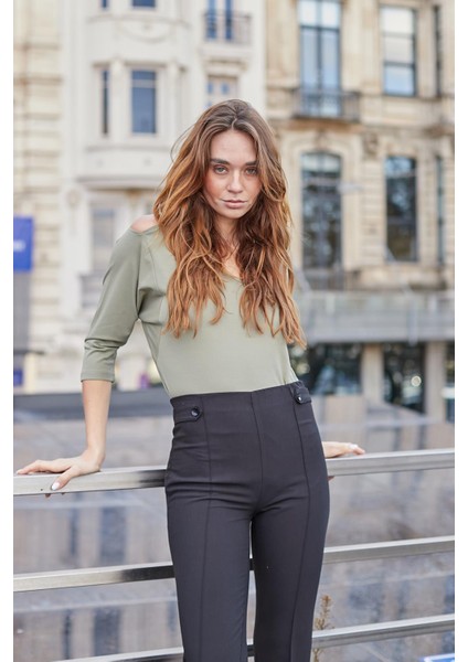 Kadın V Yaka Omuzu Dekolteli Kapri Truvakar Kol Hafif Likralı Kumaş Bluz-Haki fırsatları