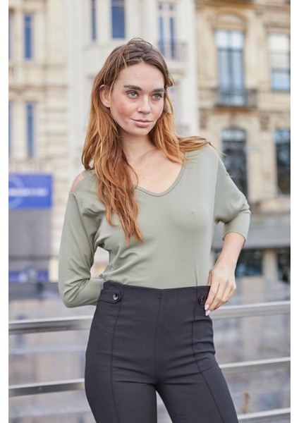 Kadın V Yaka Omuzu Dekolteli Kapri Truvakar Kol Hafif Likralı Kumaş Bluz-Haki indirimleri