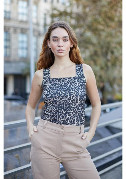 Kare Yaka Kolsuz Likralı Şık Parlak Kumaş Bluz Body-Leopar fiyatları