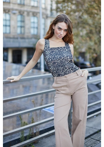 Kare Yaka Kolsuz Likralı Şık Parlak Kumaş Bluz Body-Leopar fırsatları
