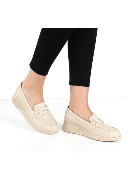 Kadın Bej Tokalı Dolgu Topuklu Deri Ayakkabı