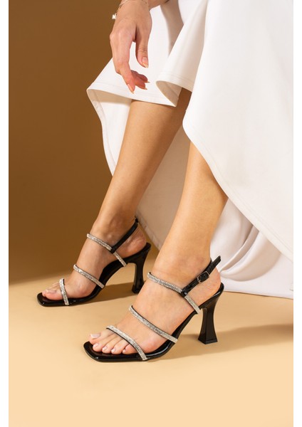 Ince Taş Bantlı Tokalı Küt Burun Kadeh Topuklu Kadın Ayakkabı 82-08-24TAŞLI