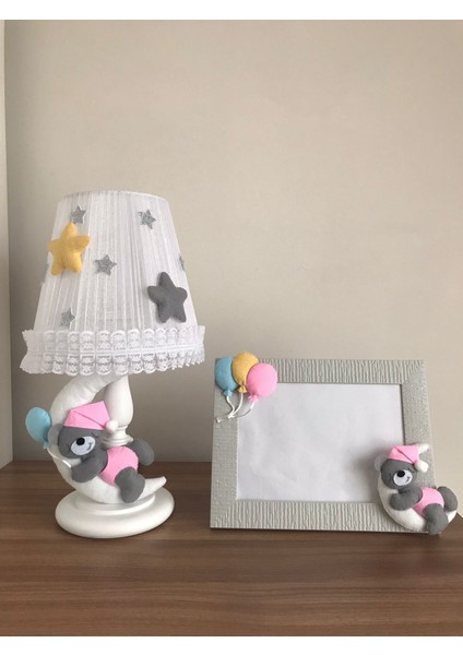 Bebek Çocuk Odası Abajur ve Çerçeve Pembe Kıyafetli Mavi Balon Sarı Gri Yıldız