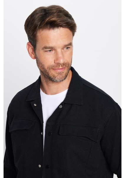 Erkek Relax Fit Rahat Kesim Oduncu Apaş Yaka Çift Cep Kapaklı Düz Siyah Kışlık Gömlek