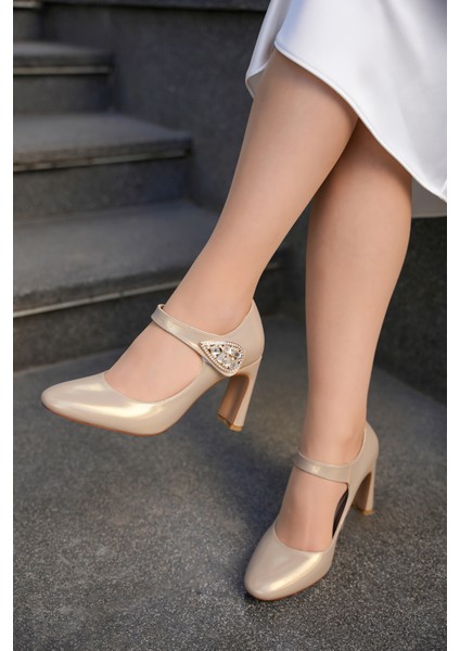 Peina Gold Geniş Topuklu Taşlı Cırt Aksesuar Detaylı Kadın Topuklu Ayakkabı fiyatları