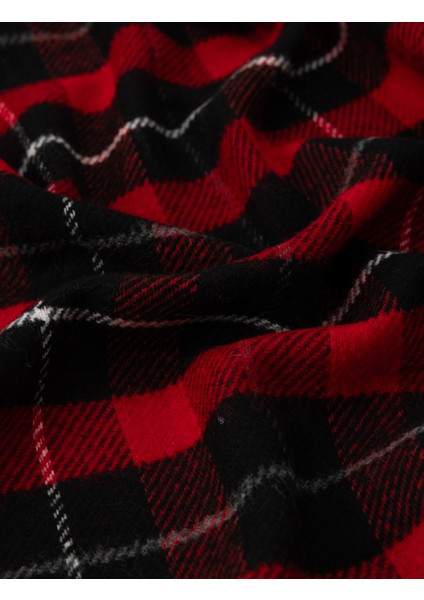 Kadın Uzun Atkı Püskül Detaylı Ekoseli Kırmızı ve Siyah Desen ile Şık Görünüm modelleri