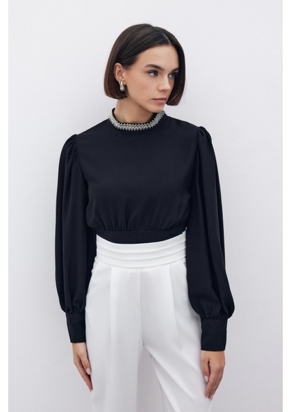 Yaka Aksesuarlı Bluz - Siyah