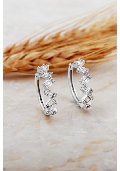 22 mm Baget Taşlı Asimetrik Rodyumlu Gümüş Halka Küpe 7154