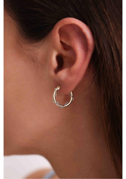 Sarmaşık Beyaz Altın Detaylı Orta Boy Halka Küpe