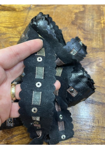Siyah Zirkon Taşlı Suni Deri Şerit Dikiş Aksesuarı En 4 cm 81METRE) modelleri