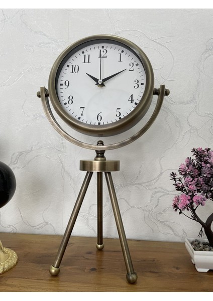 Gümüş renkli metal ayaklı masa saati, şık ve zamansız dekoratif tasarım