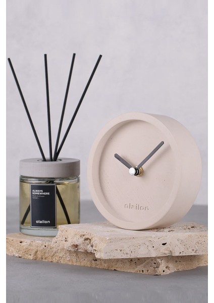 Şık Bej Metal Beton Masa Saati ile zamanı stil sahibi gösterin