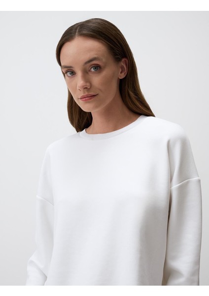 Beyaz Bisiklet Yaka Uzun Kollu Oversize Sweatshirt