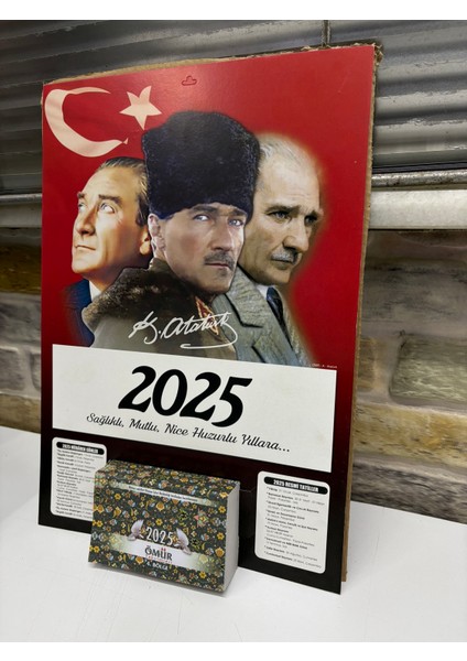 Ömür Takvim Atatürk Imzalı 4.bölge 2025 Kartonlu Yapraklı Duvar Takvimi