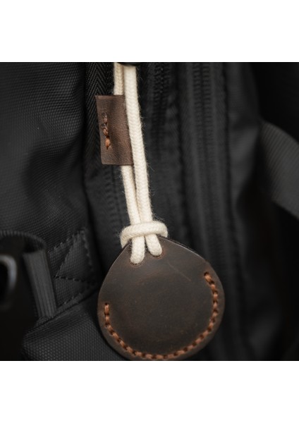 Airtag Kılıfı V2 Kestane Crazy - Anahtarlık Askı - Gerçek Deri El Yapımı - Minimalist Şık Tasarım - Ipli Sağlam Şık