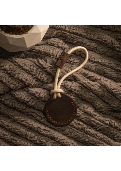 Airtag Kılıfı V2 Kestane Crazy - Anahtarlık Askı - Gerçek Deri El Yapımı - Minimalist Şık Tasarım - Ipli Sağlam Şık modelleri