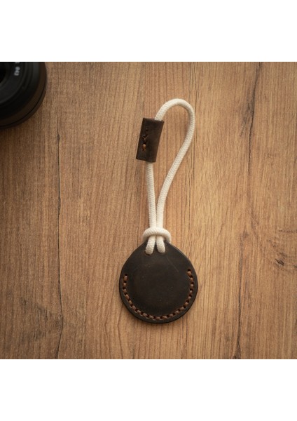 Airtag Kılıfı V2 Kestane Crazy - Anahtarlık Askı - Gerçek Deri El Yapımı - Minimalist Şık Tasarım - Ipli Sağlam Şık indirimleri