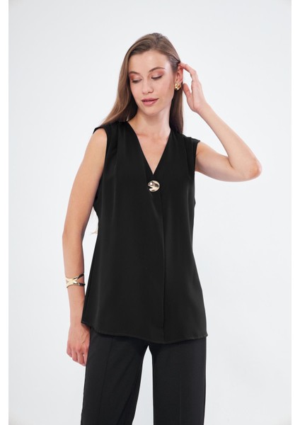 Broş Detay Omuzdan Pileli Sıfır Kol Gömlek