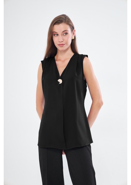 Broş Detay Omuzdan Pileli Sıfır Kol Gömlek fiyatları