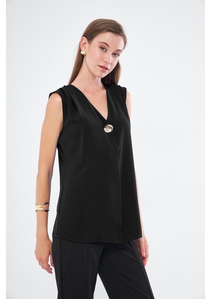 Broş Detay Omuzdan Pileli Sıfır Kol Gömlek modelleri