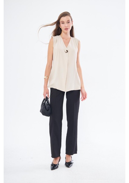 Broş Detay Omuzdan Pileli Sıfır Kol Gömlek fiyatları