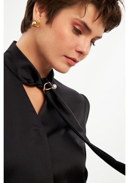 Siyah Fularlı Saten Gömlek fırsatları