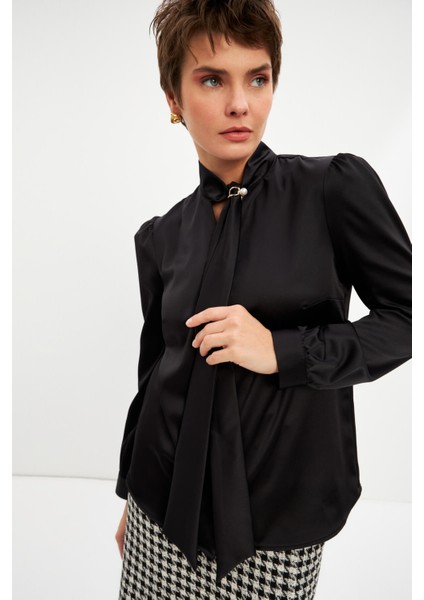 Siyah Fularlı Saten Gömlek indirimleri