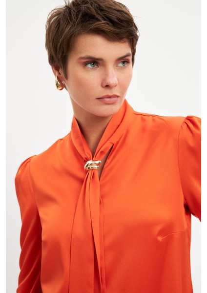 Turuncu Fularlı Saten Gömlek fırsatları